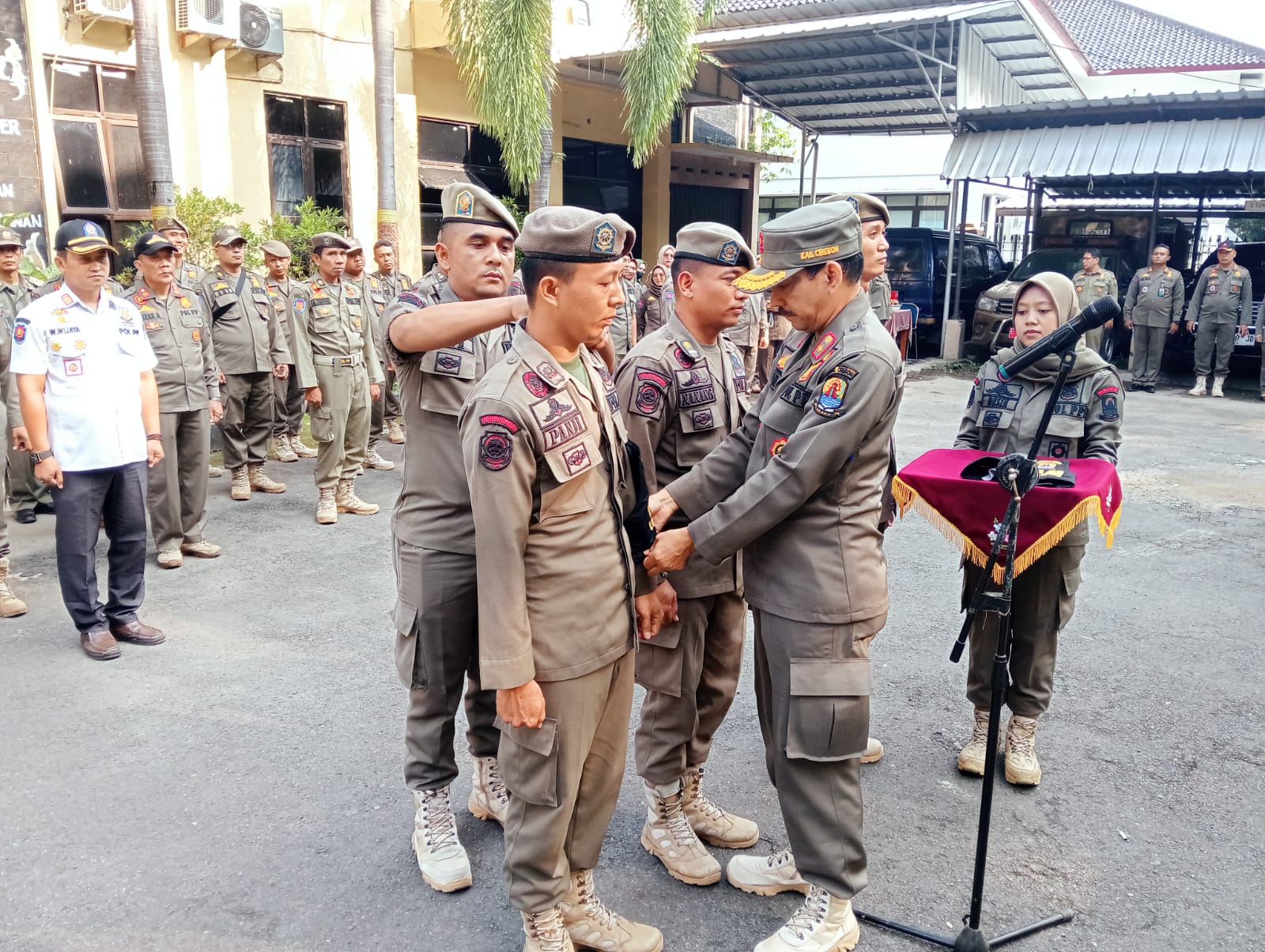 Pelepasan Ban Lengan PAM Lebaran dan Giat Halal Bihalal Satpol PP Kabupaten Cirebon: Menciptakan Suasana Idul Fitri yang Aman dan Berkah