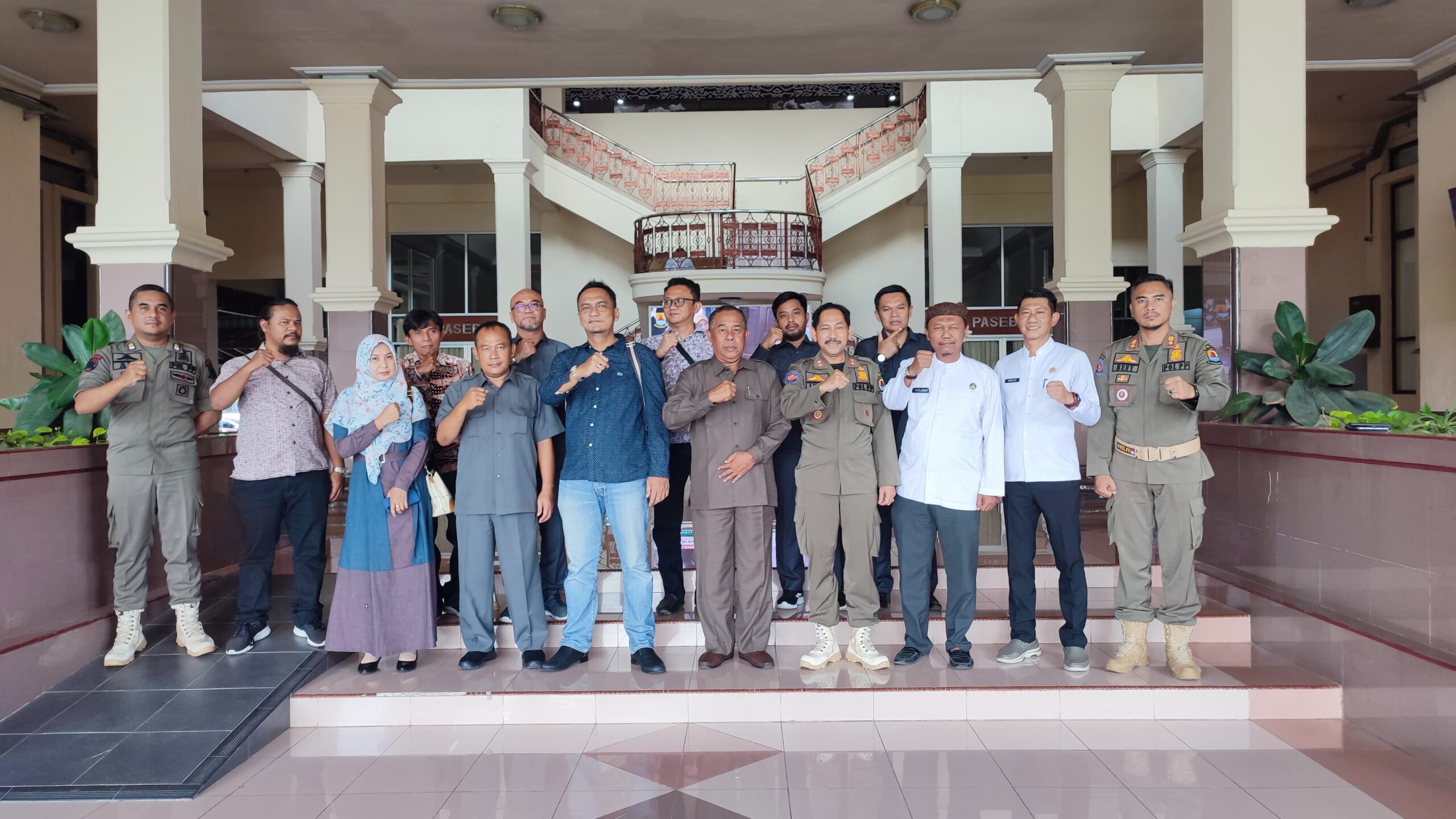 Kepala Satuan Polisi Pamong Praja Kabupaten Cirebon Sambut Kunjungan DPRD Batang