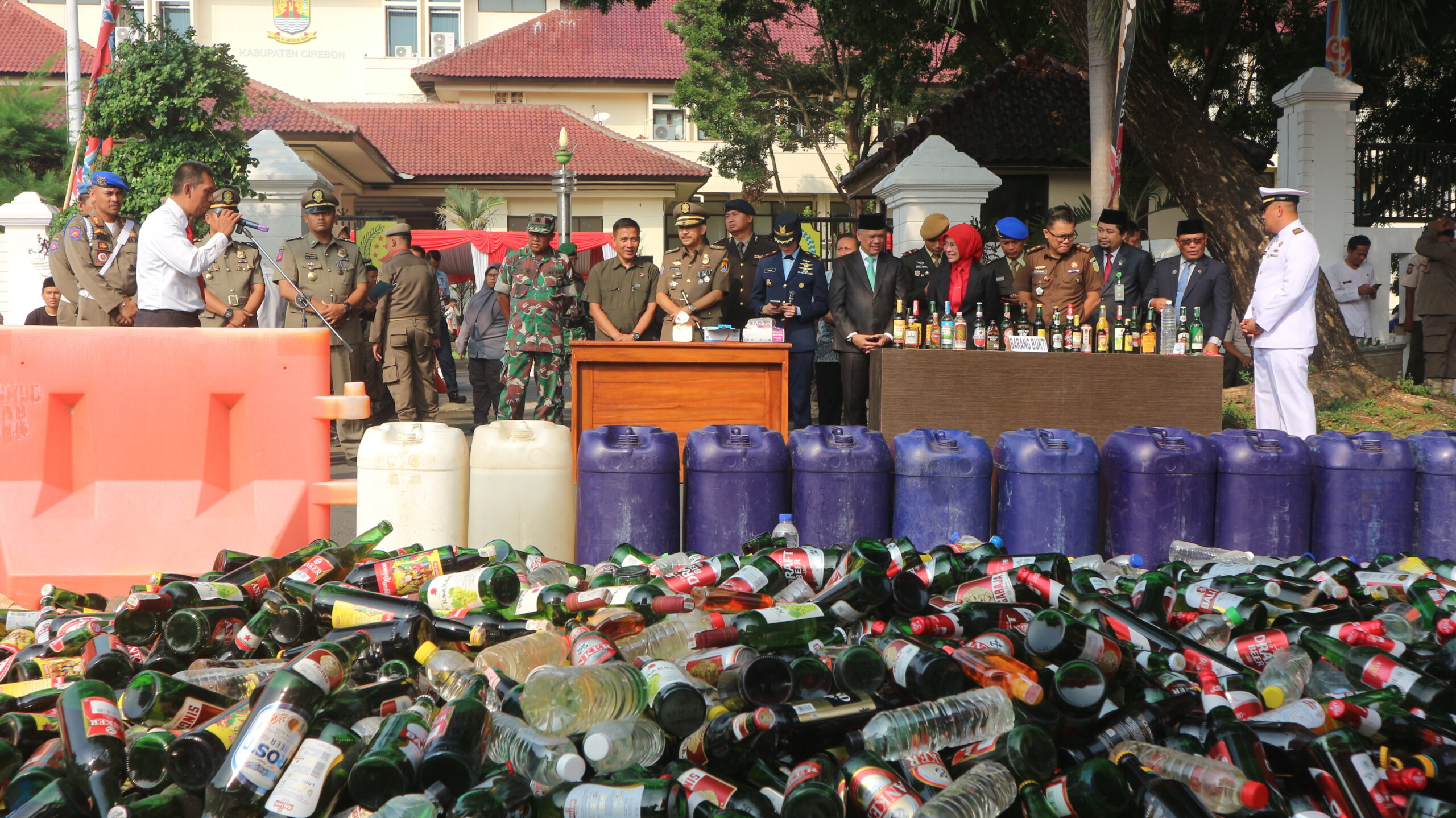 Pemusnahan Minuman Beralkohol Hasil Penegakan Perda di HUT Satpol PP ke-74 dan Satlinmas ke-62