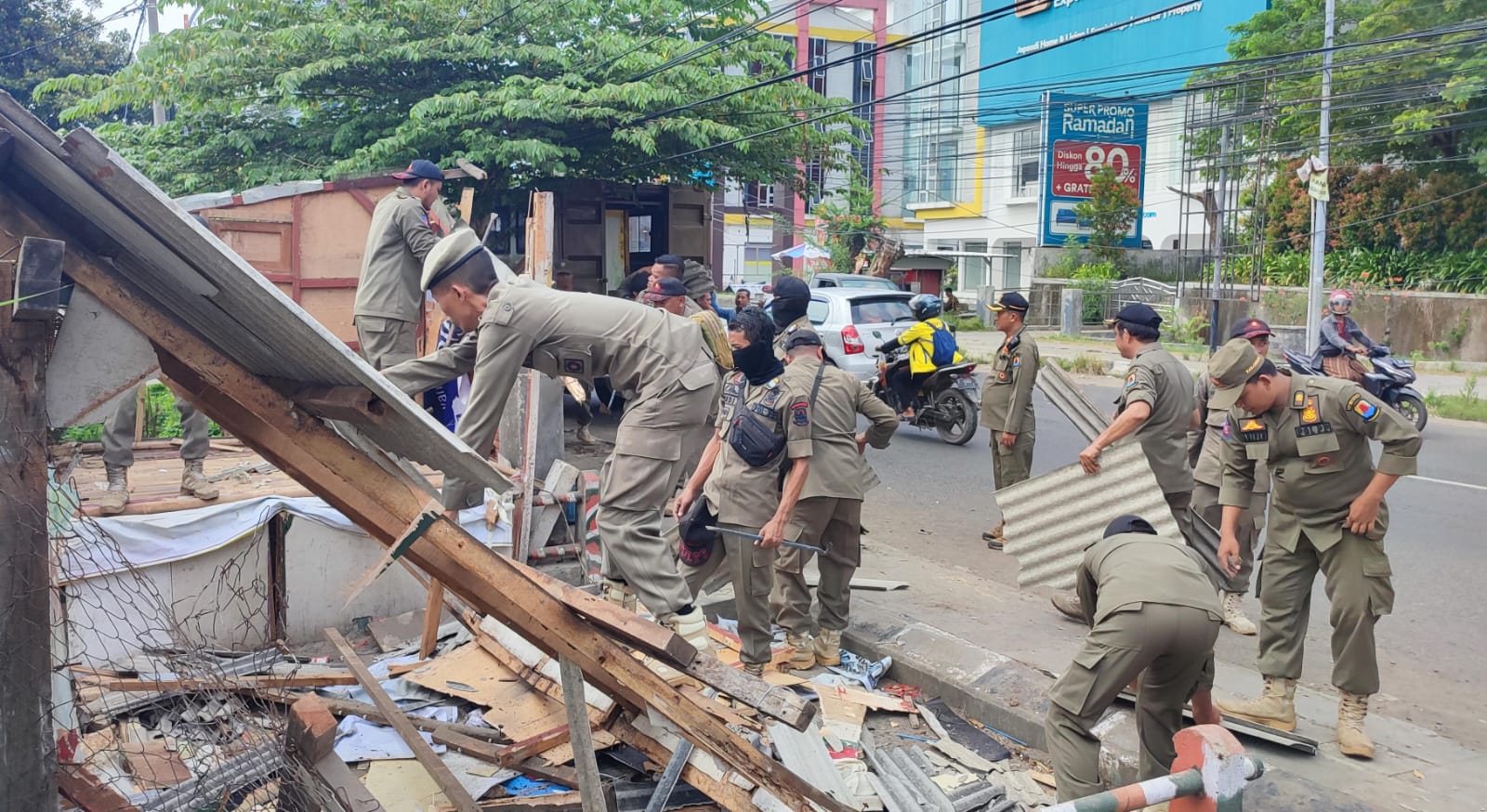 Satpol PP Kabupaten Cirebon Beraksi: Menertibkan Bangunan Liar Setelah Warnings Terabaikan