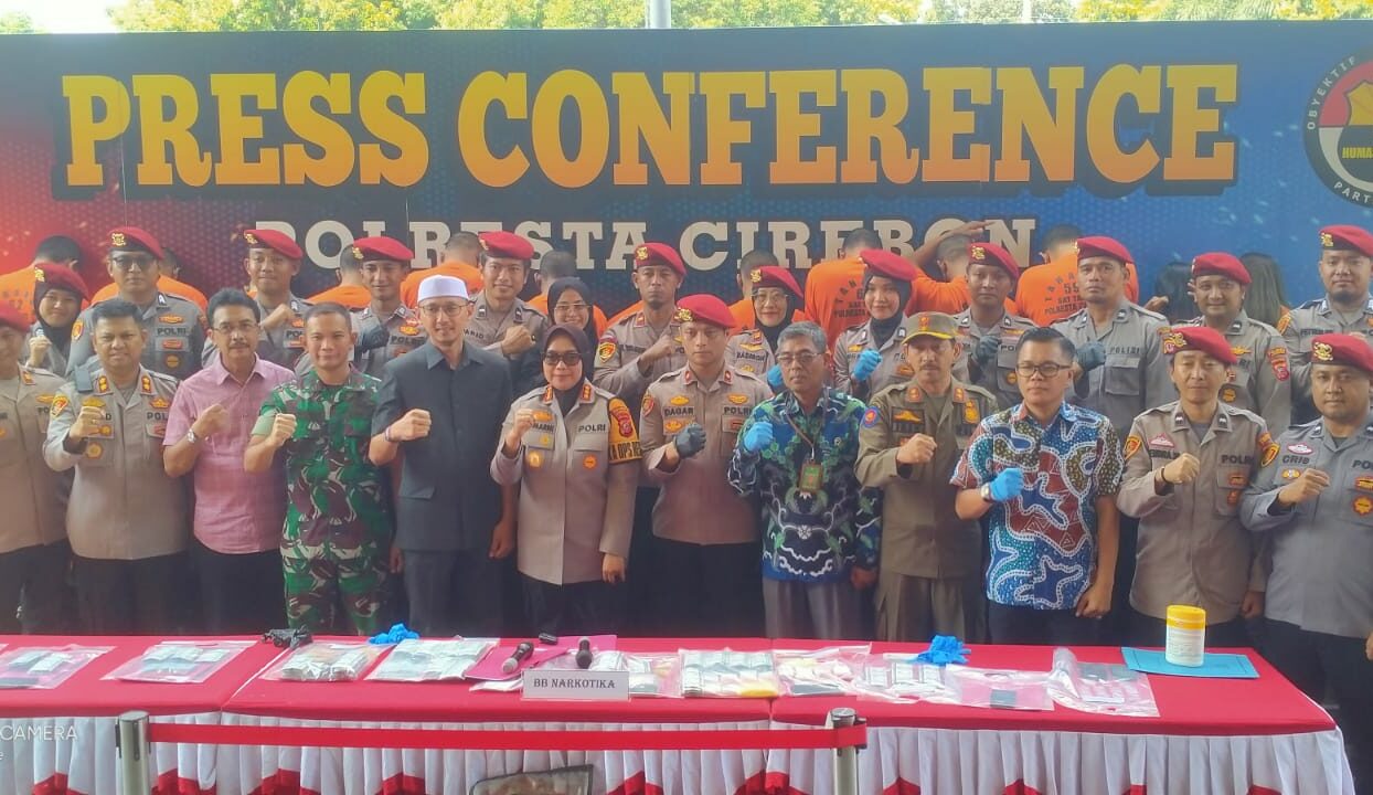 Kasatpol PP Kabupaten Cirebon Hadiri Pemusnahan Barang Bukti Minuman Keras Bersama Polresta Cirebon