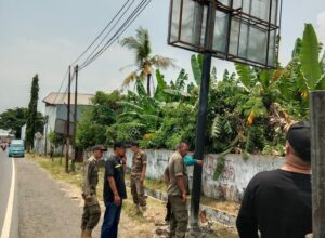 Tiga Baliho Ditertibkan Satpol PP Kab. Cirebon