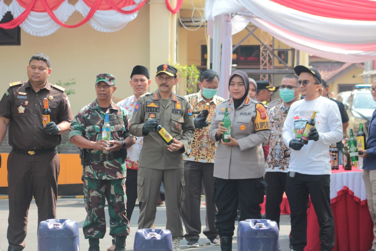 Kasatpol PP Kabupaten Cirebon Hadiri Pemusnahan Barang Bukti Miras di Mapolresta Cirebon