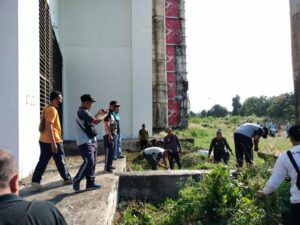 Satpol PP Kabupaten Cirebon Bersih-bersih Stadion Watubelah