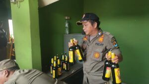 Satpol PP Kabupaten Cirebon Gelar Operasi Penertiban Miras, Ratusan Botol Beralkohol Disita