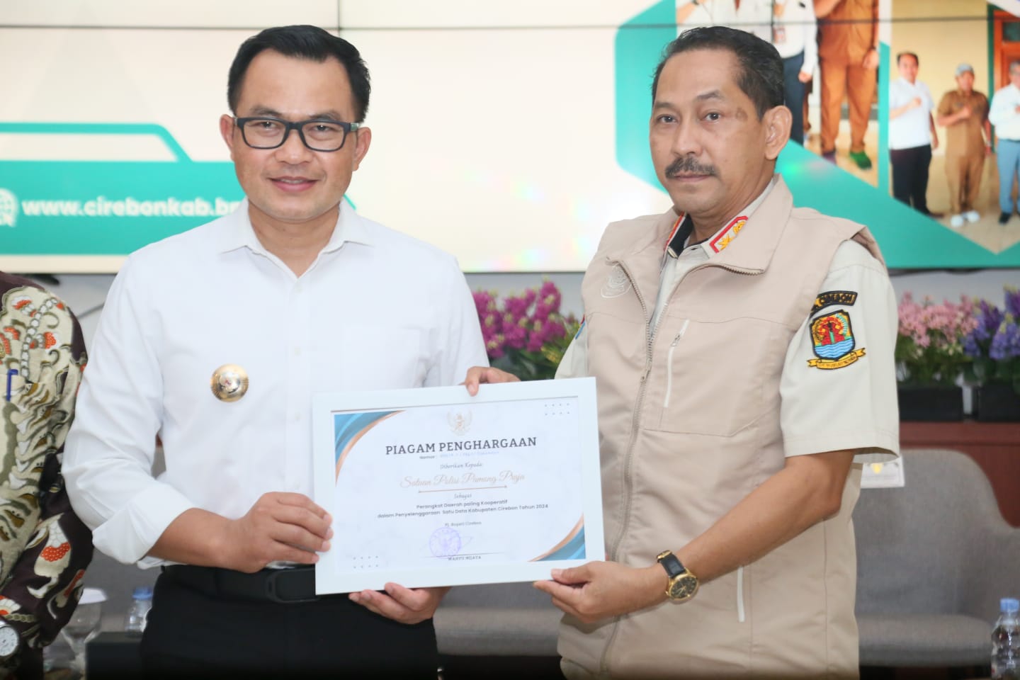 Satpol PP Kabupaten Cirebon Raih Penghargaan Perangkat Daerah Paling Kooperatif dalam Penyelenggaraan Satu Data 2024