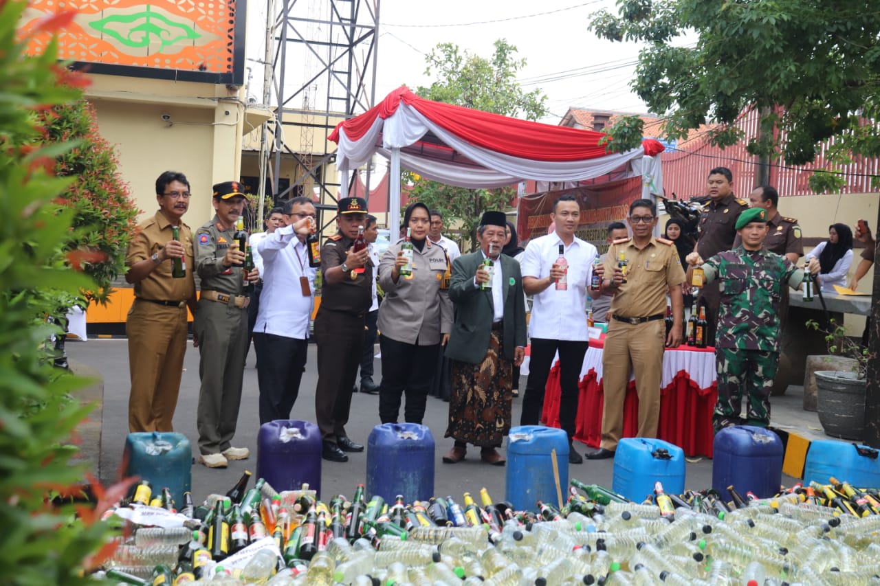 Kepala Satpol PP Kabupaten Cirebon Hadiri Pemusnahan Barang Bukti Miras di Mapolresta Cirebon