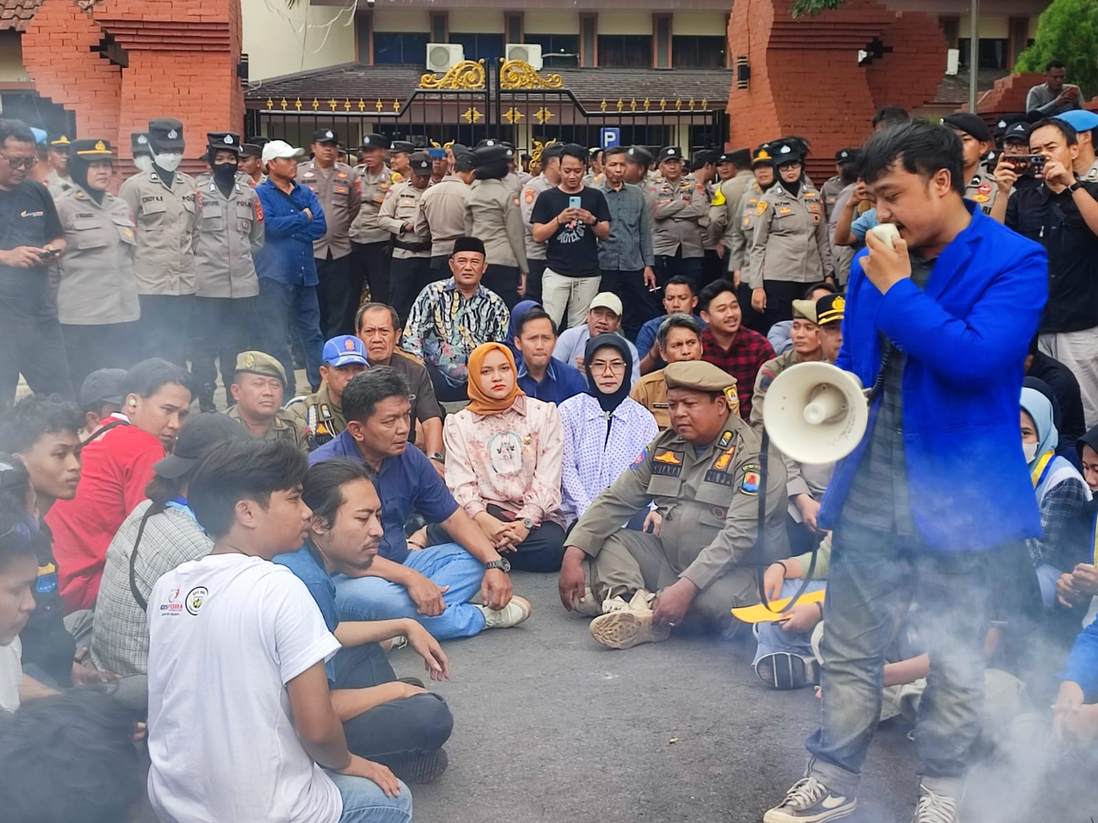 Satpol PP Kabupaten Cirebon Amankan Unjuk Rasa PMII dan Mahasiswa UMC di Kantor DPRD